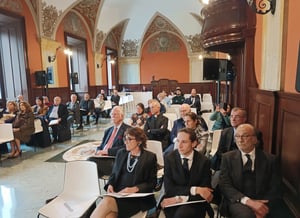 Partecipanti alla conferenza “Paesaggi dell’anima” seduti nelle prime file della sala affrescata dell’Ospedale dell’Isola Tiberina, attenti agli interventi