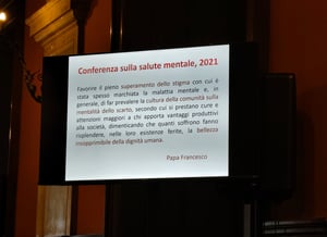 Slide proiettata con una citazione di Papa Francesco dalla conferenza sulla salute mentale del 2021, sul superamento dello stigma e la dignità umana.