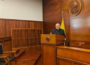Cardinale interviene durante il convegno nella sede pontificia.