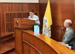 Relatrice al podio durante l’intervento accademico.