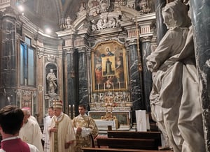 Ingresso dei celebranti nella cappella ornata.