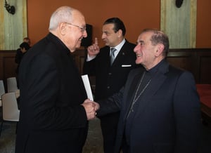 Mons. Flavio Pace parla al microfono durante la conferenza, affiancato da Mons. Mario Delpini che ascolta con attenzione.